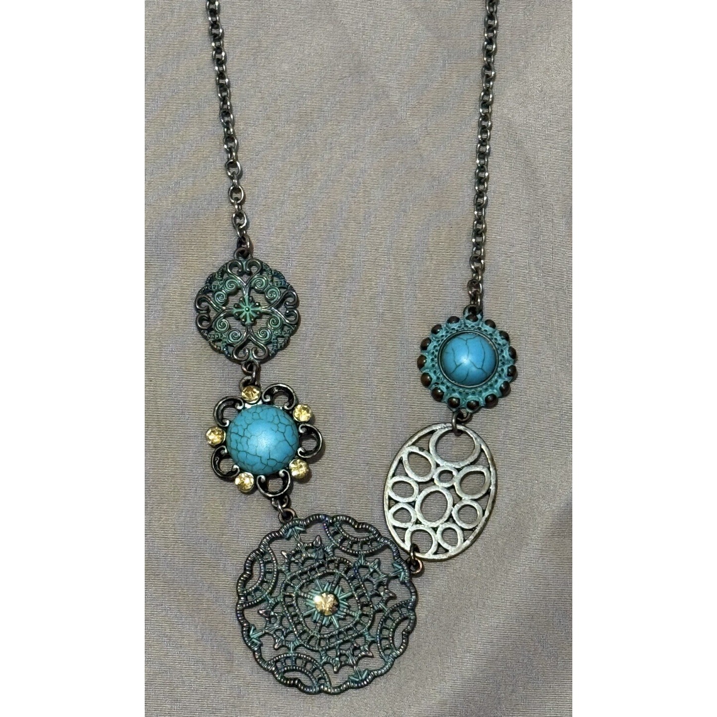 Turquoise Necklace And Earrings 18 Chain 7$